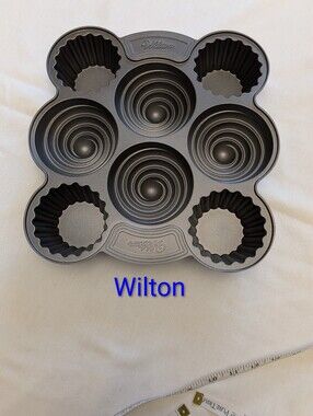 Wilton Dark Gray 8 Cavity. Cast Aluminium  Fluted & Swirl Baking Pan For Cupcake